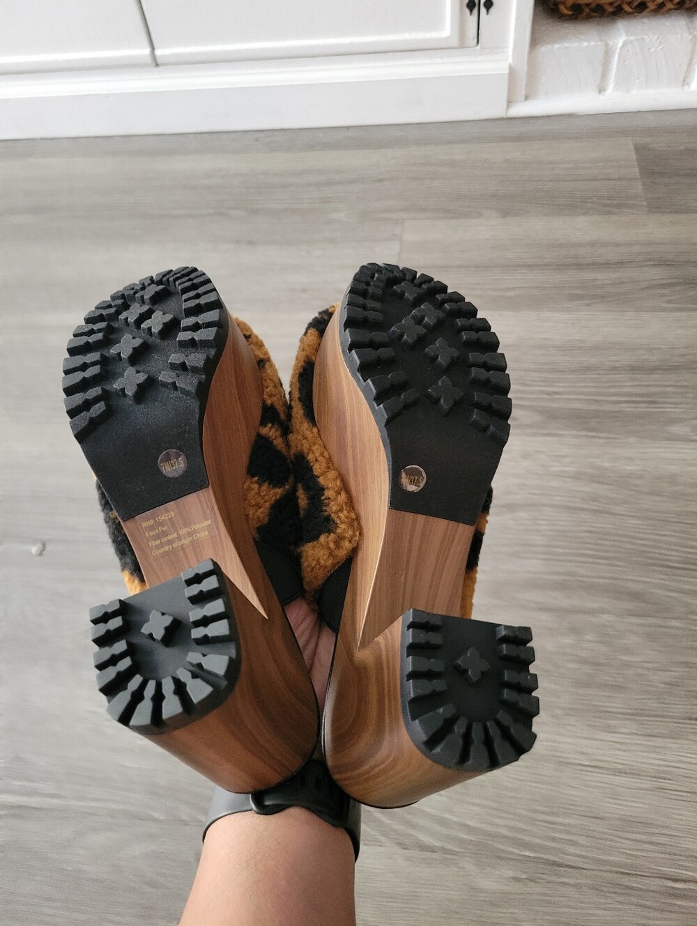Mobwife Faux Fur Leopard Print Sherpa Chunky Platform Clogs Size 7 - Picture 6 of 8